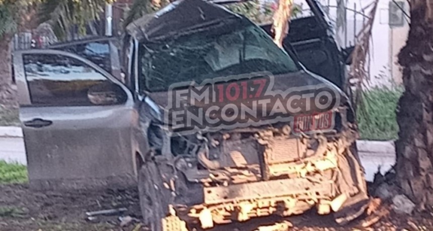 TREMENDO ACCIDENTE EN EL BARRIO COOPERACIÓN UNA TOYOTA QUEDO DESTRUIDA
