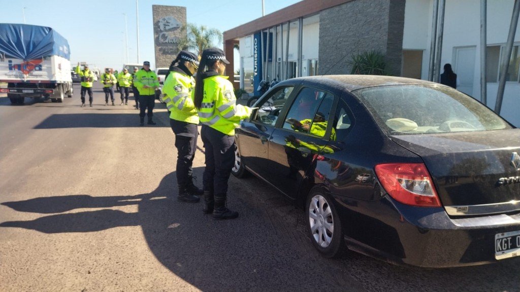 EN SIMULTÁNEO CAMINERA Y POLICÍAS VIALES DEL NEA LANZARON OPERATIVOS PARA CONCIENTIZAR SOBRE EL TRÁNSITO SEGURO