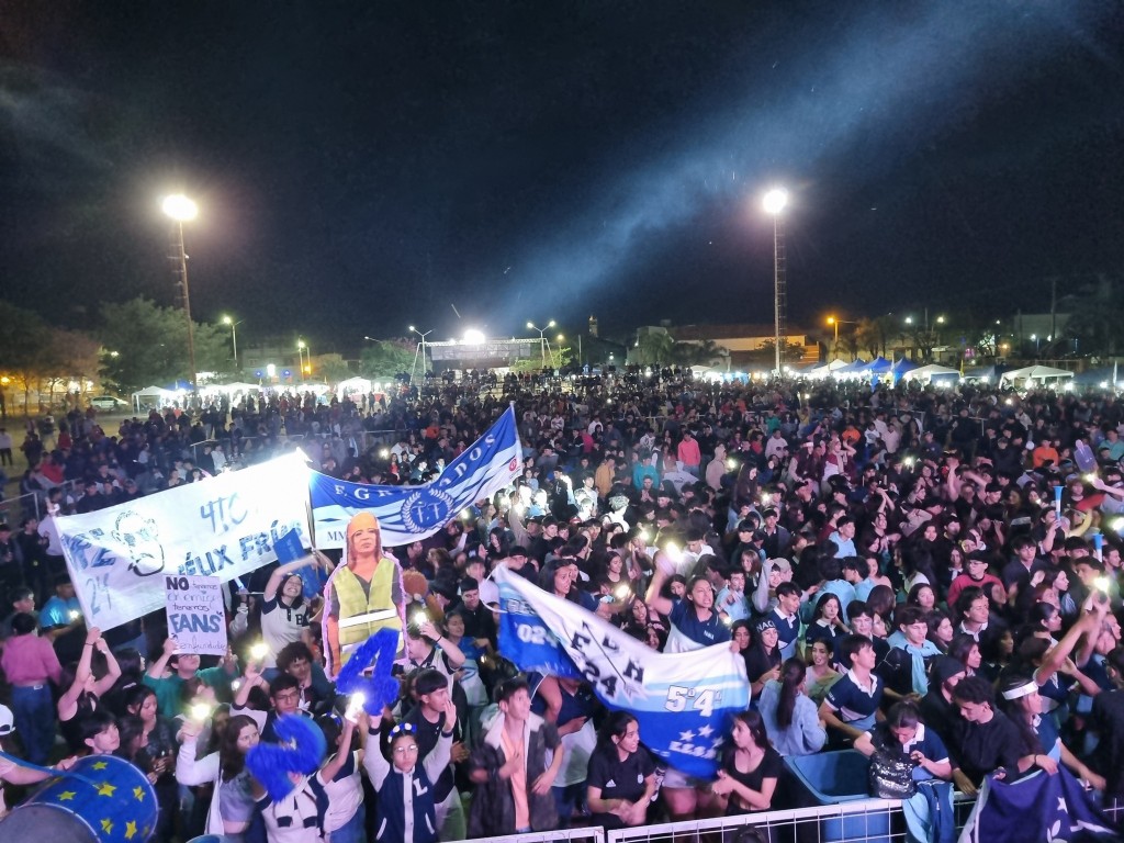 MULTITUDINARIO COMIENZO DE LA ESTUDIANTINA EN VILLA ÁNGELA 