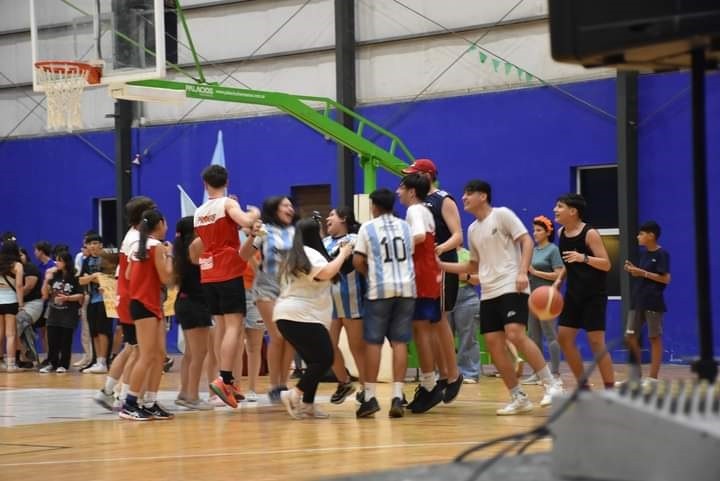 LA MUNICIPALIDAD DE VILLA ÁNGELA CELEBRA LA ESTUDIANTINA 2024 CON ACTIVIDADES RECREATIVAS Y DEPORTIVAS