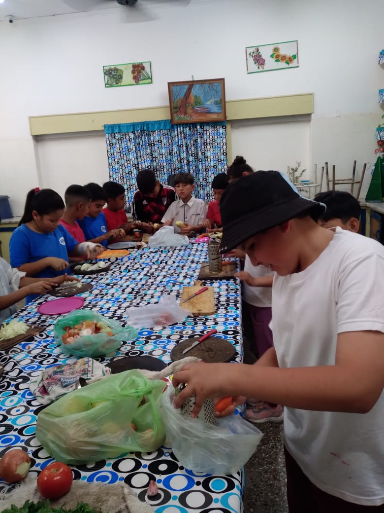 FESTEJARON EL DÍA DEL ESTUDIANTE CON UN PIC NIC QUE INCLUYO PREPARAR UN GUISO 