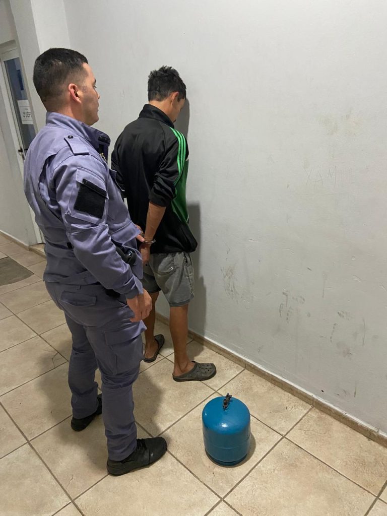 LA POLICÍA RECUPERO UNA GARRAFA QUE LE SUSTRAJERON A UN VECINO DE 90 AÑOS