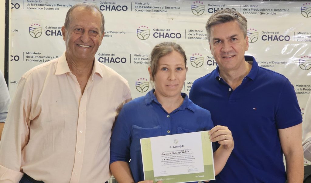 VILLA ÁNGELA: EL GOBERNADOR ZDERO FIRMÓ UN CONVENIO CON LA SOCIEDAD RURAL PARA EJECUTAR OBRAS DE ACCESO A LA ENTIDAD Y ENTREGÓ CRÉDITOS A PRODUCTORES