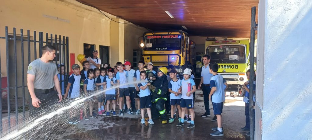 ALUMNOS DE TERCER GRADO VISITARON EL CUARTEL DE BOMBEROS DE POLICÍA