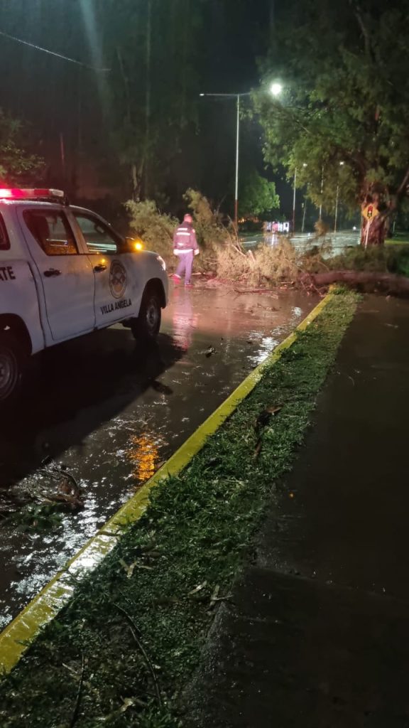 BOMBEROS LIBERARON UNA DE LAS CALZADAS DEL ACCESO NORTE