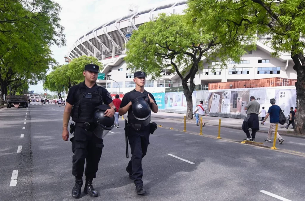 Superclásico en el Monumental: más de 1.000 policías y tres anillos de control