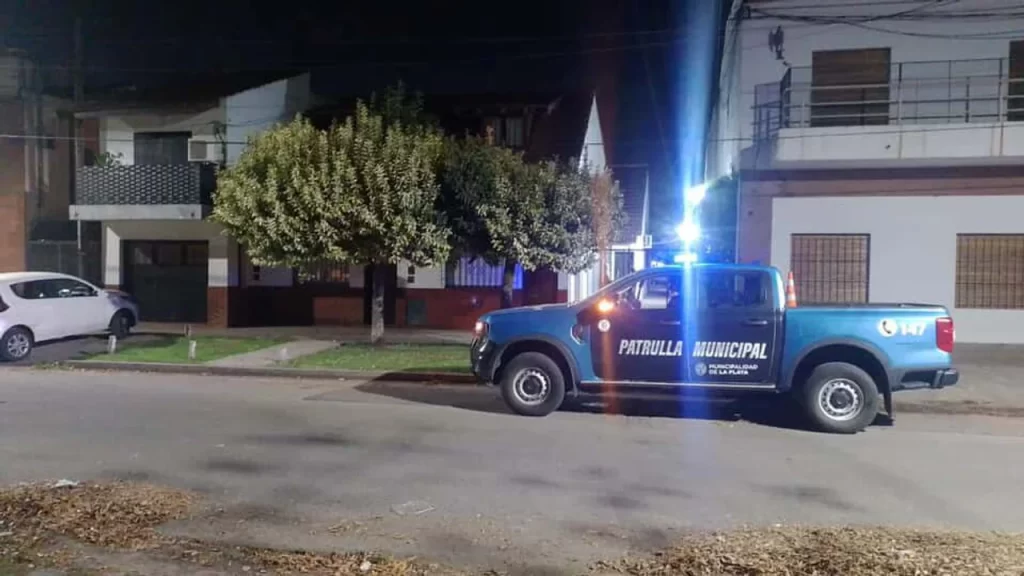 Asalto brutal en La Plata: delincuentes atacaron a una jubilada, la golpearon y murió de un infarto