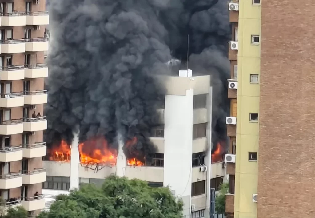 Feroz incendio en una obra social de Córdoba: no hay víctimas fatales