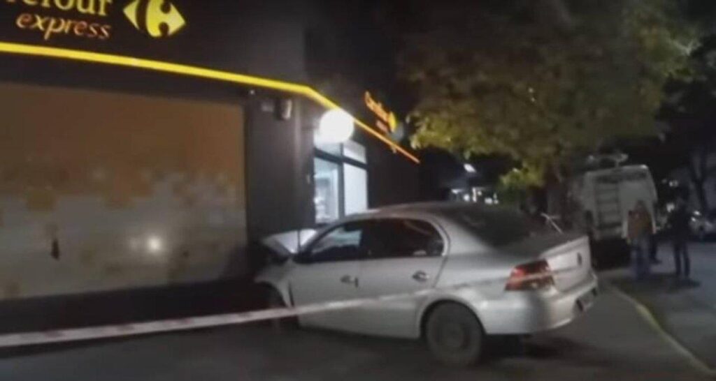 Villa Urquiza: un auto se incrustó contra un supermercado