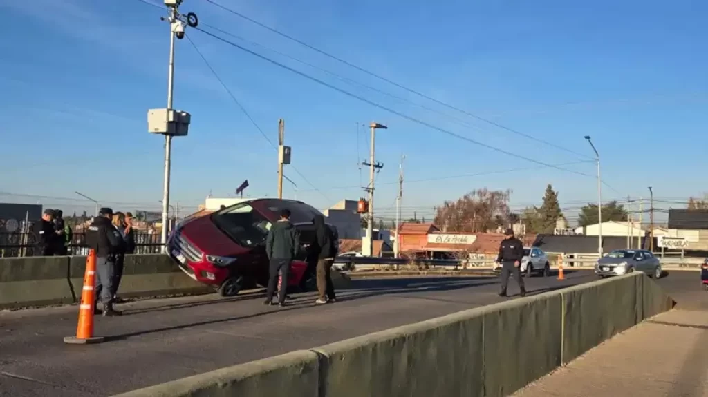 Neuquén: un conductor perdió el control del auto y quedó colgado de un puente peatonal