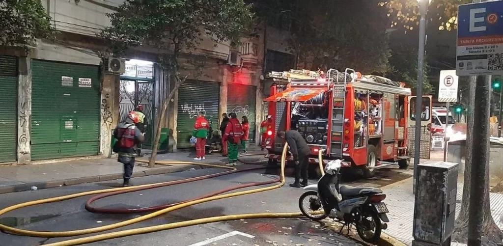 Incendio en Balvanera: un hombre sufrió quemaduras en el 70 por ciento de su cuerpo
