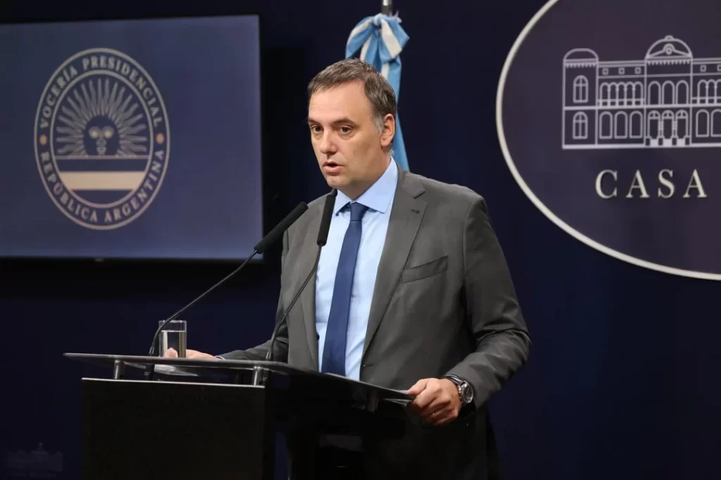 El Gobierno elimina por decreto la jornada no laborable del día del empleado público