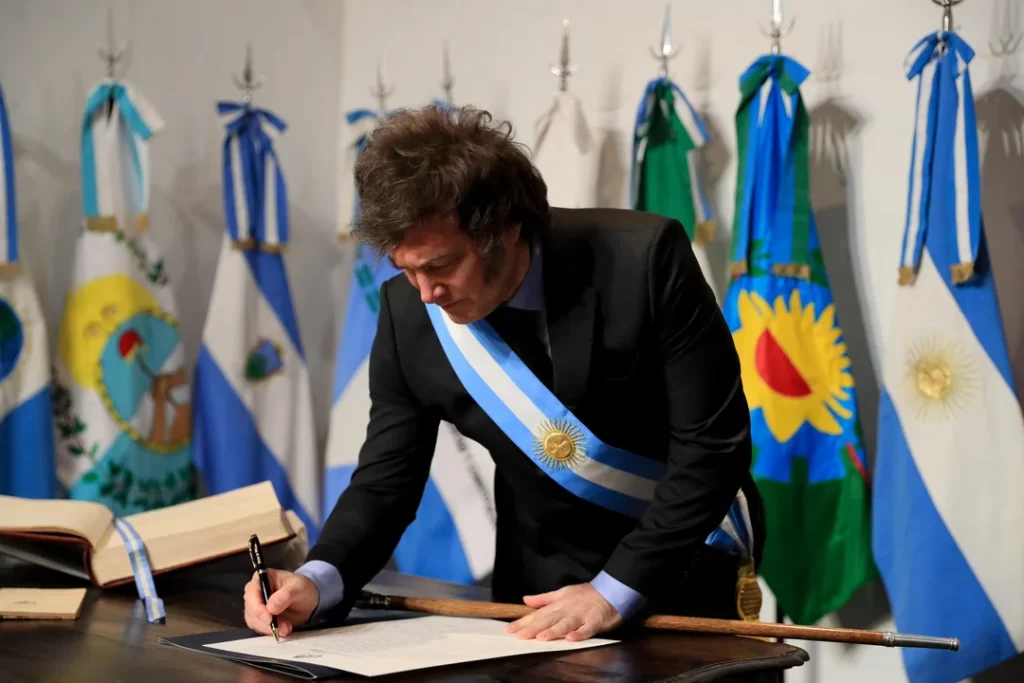 Javier Milei adujo que no viajó a Tucumán por la niebla, pero hay tensión con los gobernadores