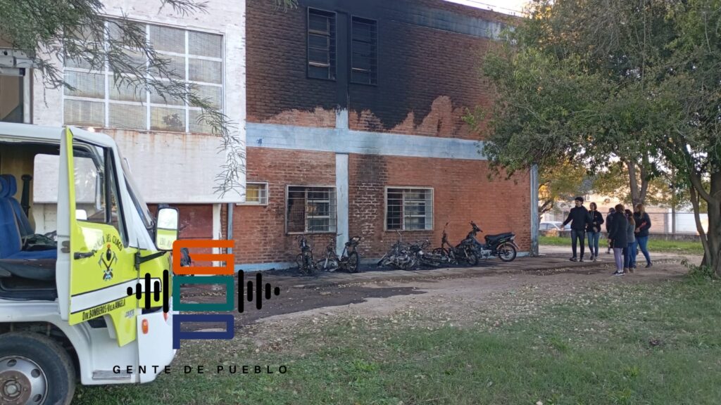 CINCO MOTOS SE PRENDIERON FUEGO EN EL PATIO DEL EX COLEGIO NACIONAL