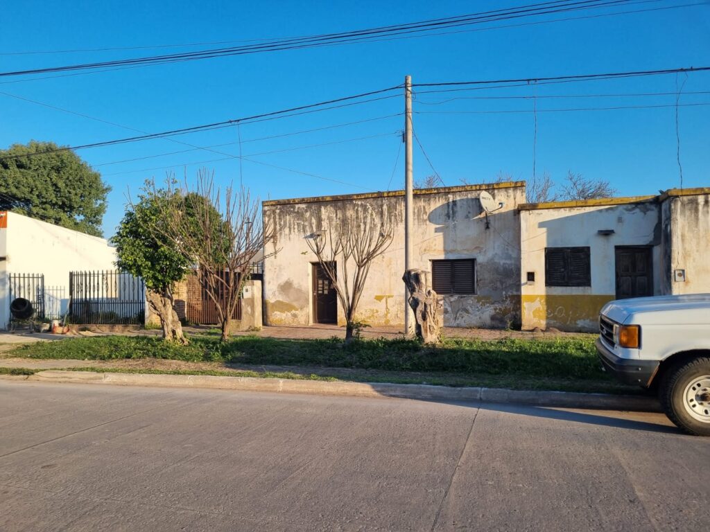 TRABAJADORES DIERON ALERTA A LA POLICÍA DE UN FUERTE OLOR EN UNA VIVIENDA Y AL ARRIBAR SE ENCONTRARON CON UNA MUJER FALLECIDA