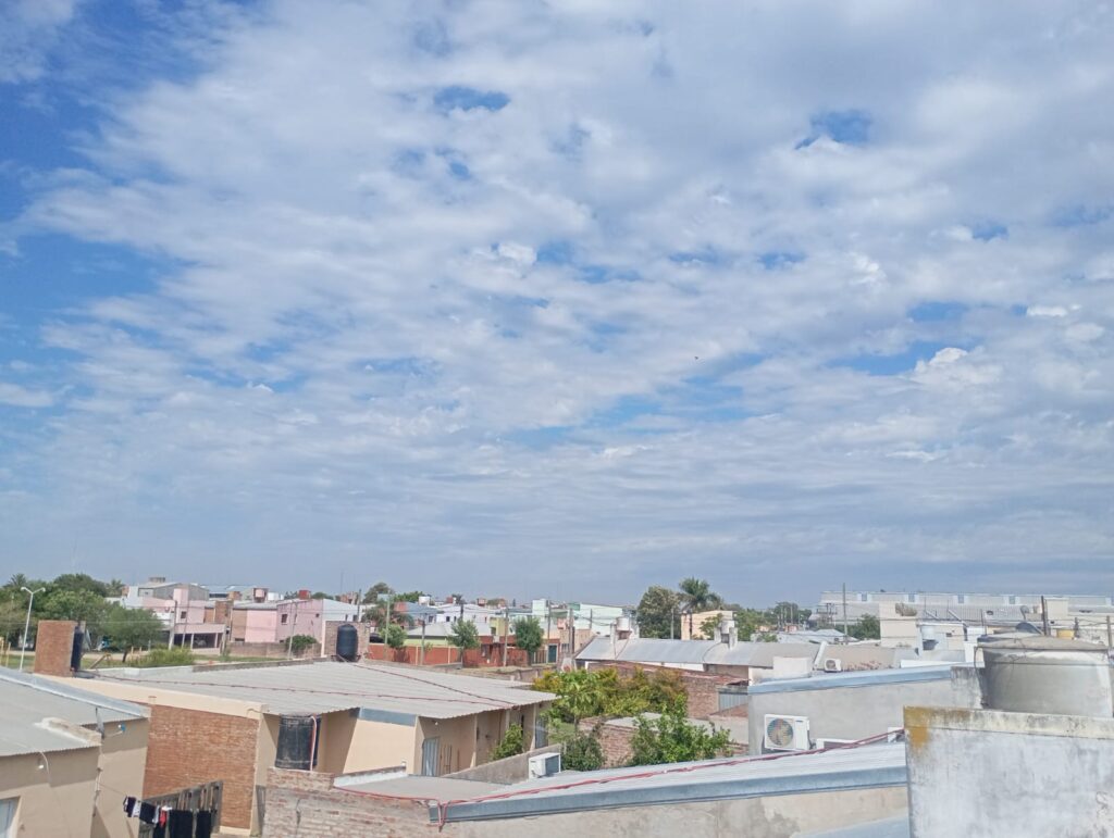 PRONÓSTICO DEL TIEMPO: CHAPARRONES Y TORMENTAS AISLADAS DURANTE EL FIN DE SEMANA