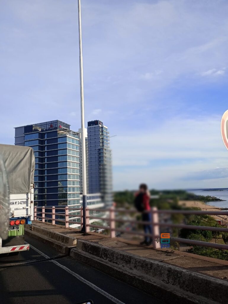 ACCIDENTALMENTE UN VECINO VILLANGELENSE, REGISTRO LOS MINUTOS PREVIOS ANTES QUE UN JOVEN DE 23 AÑOS CAYERA DEL PUENTE CHACO – CORRIENTES