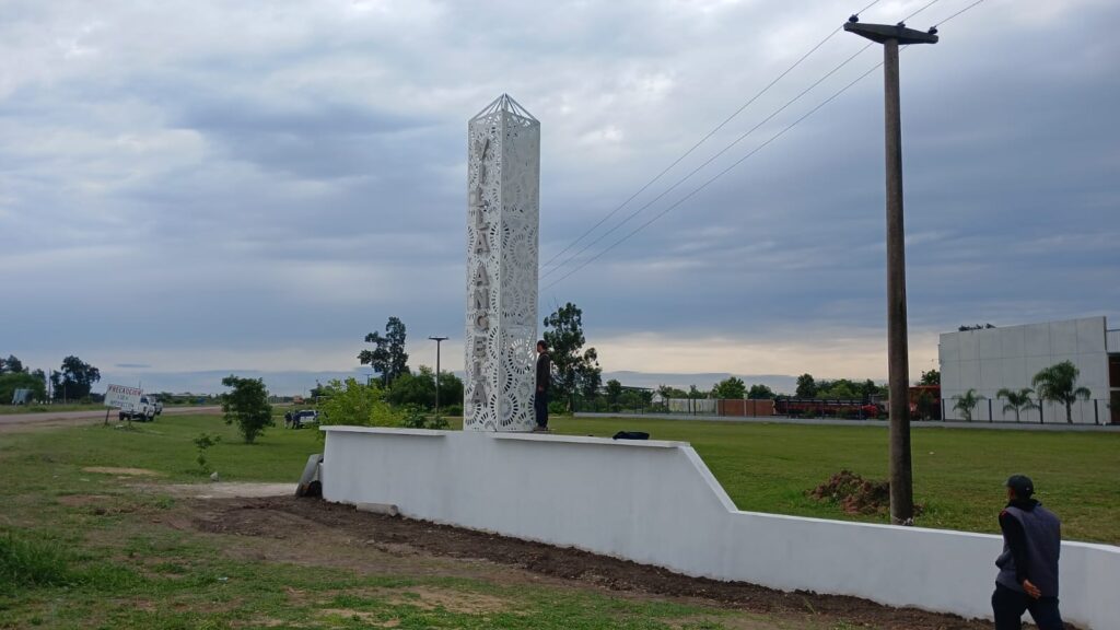 INTENSO TRABAJO DEL EQUIPO MUNICIPAL EN EL ACCESO OESTE: INSTALAN UN TÓTEM QUE RENOVARÁ LA IMAGEN DE INGRESO A LA CIUDAD