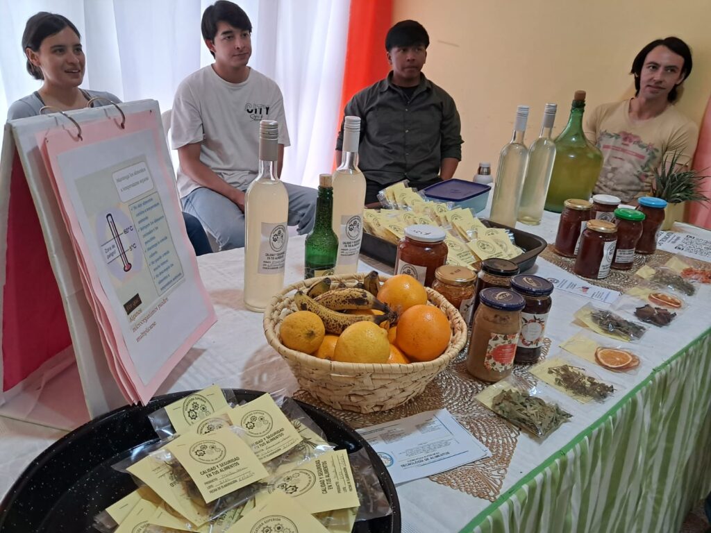 LOS ESTUDIANTES DE TECNOLOGÍA DE LOS ALIMENTOS BRILLARON EN LA EXPO EDUCATIVA DEL IESVA
