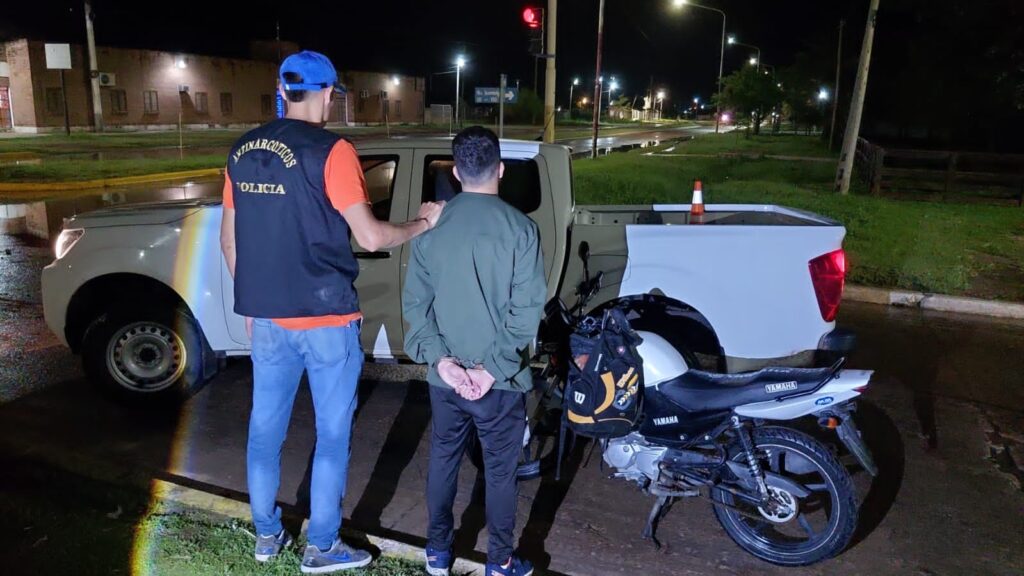 Operativo antidrogas nocturno en Villa Ángela: un detenido y secuestro de cocaína y una motocicleta