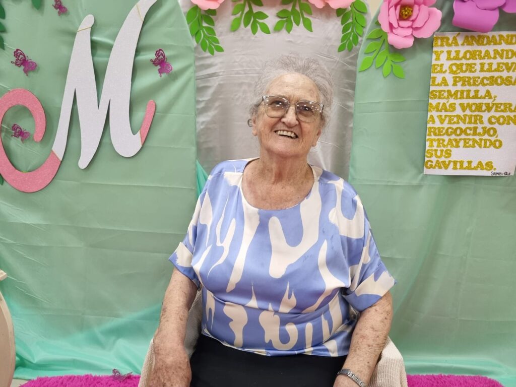 EMOTIVO HOMENAJE A MARTA LAJETZKY POR SUS 80 AÑOS Y SEIS DÉCADAS DEDICADAS A LA ENSEÑANZA BÍBLICA