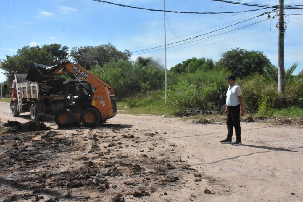 LA MUNICIPALIDAD REALIZA TRABAJOS DE LIMPIEZA Y CANALIZACIÓN EN CALLE JOSEFA ROSELLO