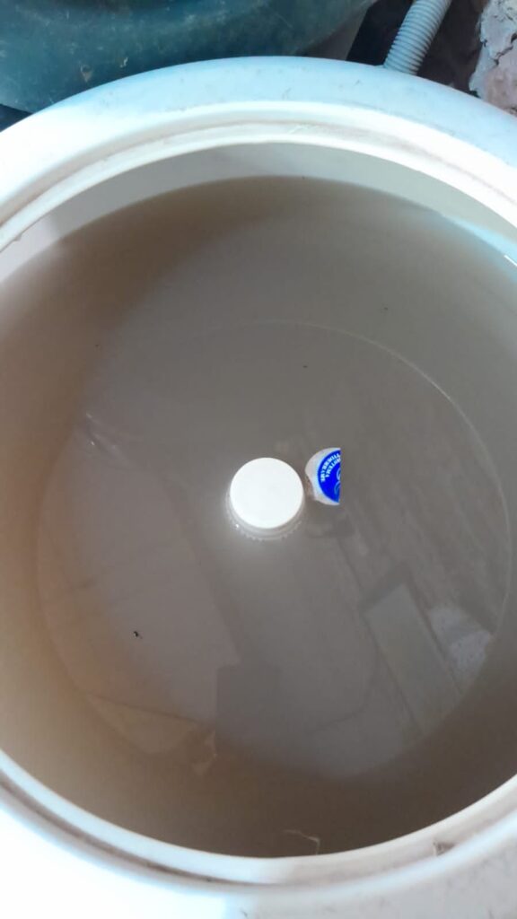 VECINOS DE VILLA ÁNGELA RECLAMAN POR LA FALTA DE AGUA Y DENUNCIAN QUE CUANDO LLEGA SALE SUCIA