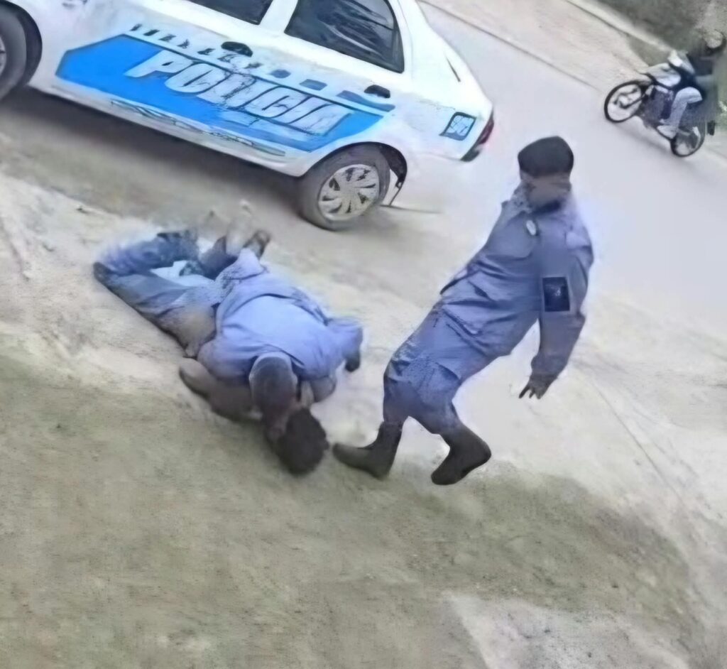 “TOLERANCIA CERO”: SANCIONARON A DOS POLICÍAS TRAS LA DIFUSIÓN DE UN VIDEO DONDE SE LOS VE GOLPEANDO A UNA PERSONA CON PROBLEMAS DE SALUD MENTAL
