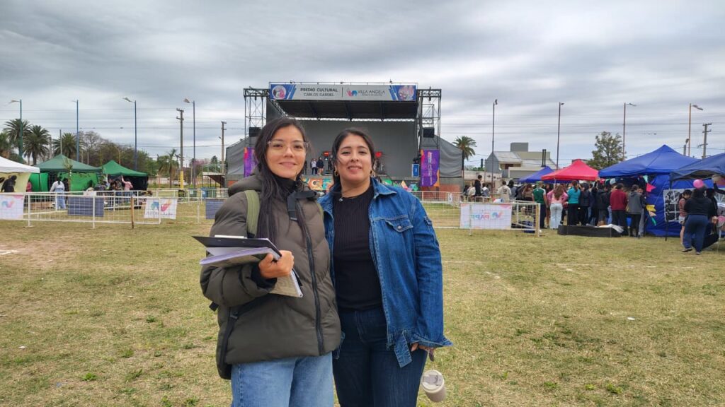 A PESAR DEL VIENTO Y EL CIELO GRIS, LOS ESTUDIANTES LE PONEN TODA LA ONDA A SU GRAN FIESTA EN EL PREDIO CARLOS GARDEL