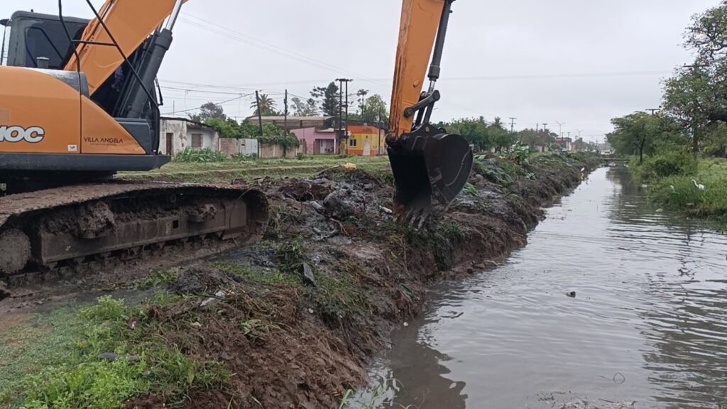 EL MUNICIPIO INTENSIFICA LA LIMPIEZA DE CANALES EN LOS SECTORES NORTE Y SUR DE LA CIUDAD